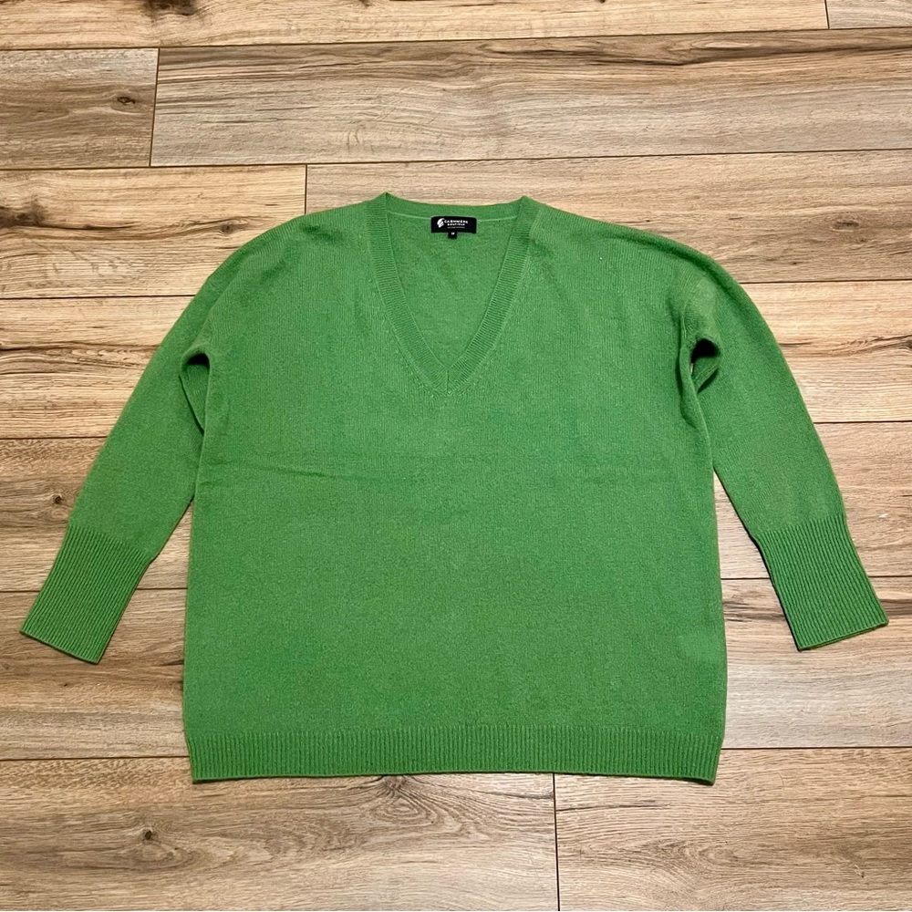 Cashmere Boutique V Neck Boyfriend Sweater SZ Medium Sage Green Oversized